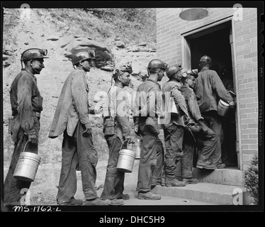 Les mineurs de l'enregistrement à la lampe à l'achèvement de la matinée. Charbon, Kopperston Koppers Division Mines... 540920 Banque D'Images