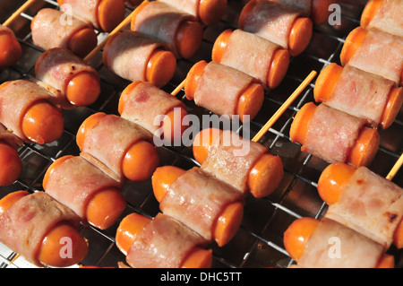 Thaïlande - Thai street food bacon-enveloppé de hot dogs Banque D'Images