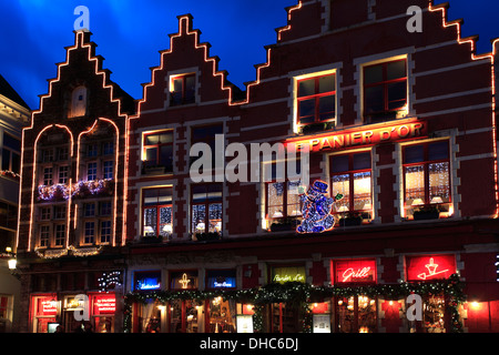 Décorations de Noël sur les bâtiments dans la ville de Bruges, Flandre occidentale, région flamande de Belgique. Banque D'Images