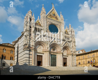 La façade ouest de la Cathédrale de Sienne dans Opera della metropolitana. Sienne, Italie Banque D'Images