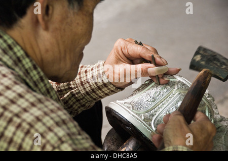 Portrait d'un horizontal silver smith talent un bol en argent gravure au Laos. Banque D'Images
