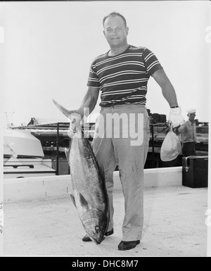Le général Wallace Graham, médecin personnel du président Harry S. Truman, est photographié avec un poisson qu'il a pêché lors d'une sortie récréative. Banque D'Images