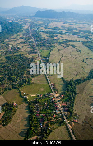 Vue aérienne verticale de la campagne autour de Vang Vieng. Banque D'Images