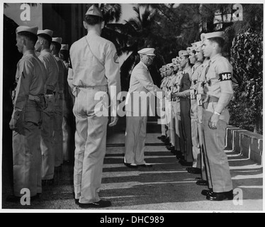 Photographie du président Truman se serrer la main avec les membres du Détachement maritime de la charge de la garde le... 200502 Banque D'Images