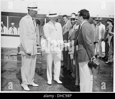 Photographie du président Truman se serrer la main avec les membres de la comité d'accueil l'accueillant à Charlotte... 200470 Banque D'Images