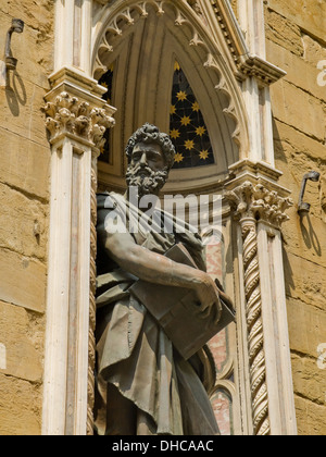 Sculpture de saint Luc en façade de l'église Orsanmichele. Florence, Italie Banque D'Images