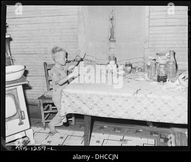 Fils de Walter Rose, mineur, dans la cuisine de ses trois pièces, location de 7 mois. Il a huit ans et dans le... 540758 Banque D'Images