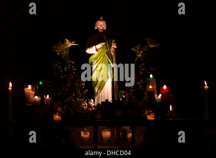 Une sculpture de Saint Jude Thaddée est affiché dans la Cathédrale d'Oaxaca, le 28 octobre 2013. Banque D'Images