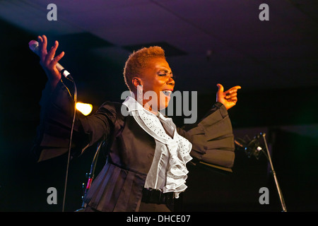 CARMEN LUNDY chante son cœur dans la boîte de nuit au Festival de Jazz de Monterey - Monterey, Californie Banque D'Images