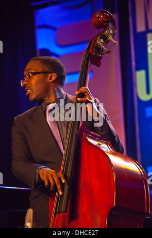 AARON JAMES joue pour GREGORY PORTER qui chante en Dizzys Den au Festival de Jazz de Monterey - Monterey, Californie Banque D'Images