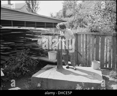 Deux pompes, l'un à l'autre extrémité de la double rangée de maisons, fournir l'eau potable. Le Frêne rouge panthère Coal Corporation... 540987 Banque D'Images