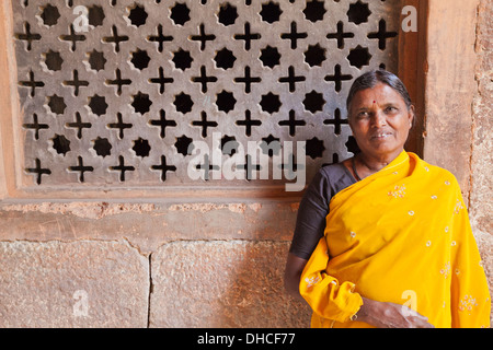 Un Indien ethnic woman en jaune vif sari Banque D'Images