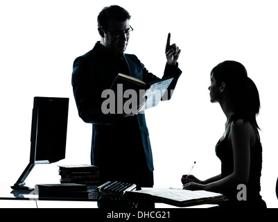 Un homme père professeur et étudiant adolescentes aider pour faire leurs devoirs en silhouette à l'intérieur isolé sur fond blanc Banque D'Images