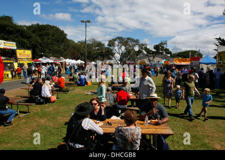 La foule est de manger des aliments à l'édition 2013 Festival de jazz de Monterey en Californie Banque D'Images