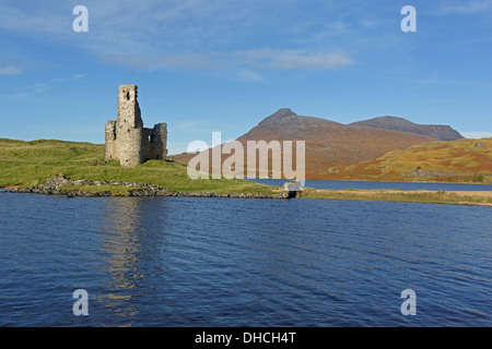 Ardvreck Castle sur le Loch Assynt avec Quinag dans la distance Banque D'Images