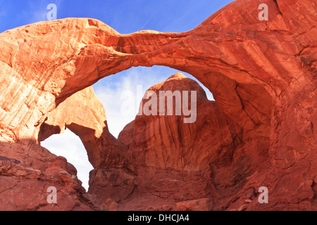 Vue de dessous de 104' de hauteur par 148 pieds de large à l'Arcade Double Arches National Park, Utah Banque D'Images
