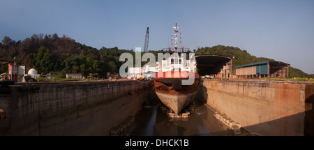 L'entretien des navires de ravitaillement en mer à cale sèche au matin à terengganu kemaman Banque D'Images