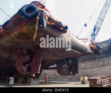 Vue de derrière le bateau d'approvisionnement au cours de dry dock à terengganu région industries Banque D'Images