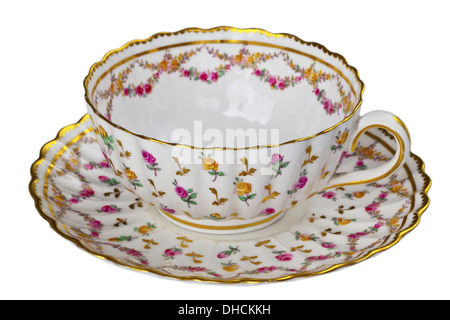 La chine antique élégante tasse de thé décoré de roses et d'or et soucoupe isolé sur blanc. Banque D'Images