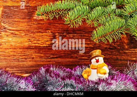 Décoration de Noël. Bonhomme de neige, guirlandes et sapin. Selective focus Banque D'Images