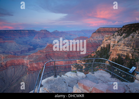 Yavapai Point au coucher du soleil, le Parc National du Grand Canyon, Arizona. Banque D'Images