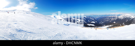 Vue panoramique sur la zone free ride en station de ski de Jasna et Hautes Tatras sur arrière-plan, les Basses Tatras, Slovaquie Banque D'Images