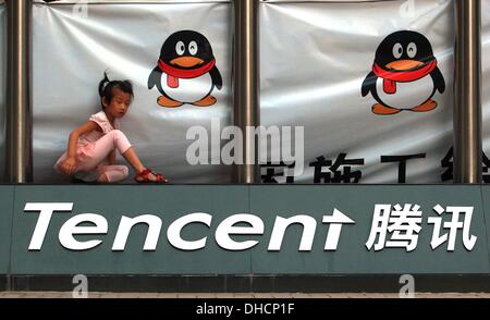 Shenzen, province de Guangdong, Chine, . Nov 7, 2013. Une jeune fille joue à l'extérieur du siège de Tencent à Shenzhen, une ville importante dans le sud de la province chinoise du Guangdong le 22 octobre 2013. Fondée en 1988, Tencent Inc. est devenu le plus grand et le plus utilisé internet service portal. © Stephen Shaver/ZUMAPRESS.com/Alamy Live News Banque D'Images