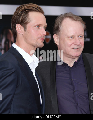 Stellan Skarsgard et Alexander Skarsgard Première mondiale de 'The Avengers' au El Capitan Theatre - Arrivées Hollywood Banque D'Images