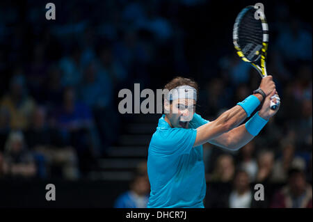 Londres, Royaume-Uni. 6e novembre 2013. Rafael Nadal (ESP) dans le match avec Stanislas Wawrinka (SUI) à la Barclays ATP World Tour Finals © Malcolm Park editorial/Alamy Live News Banque D'Images