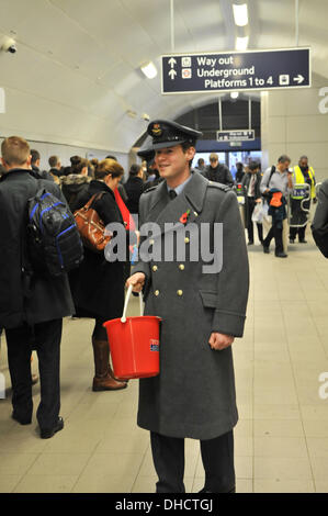 La station de Vauxhall, Londres, Royaume-Uni. 7 novembre 2013. Les membres de la RAF la collecte sur London Poppy Journée du Souvenir le dimanche. Crédit : Matthieu Chattle/Alamy Live News Banque D'Images