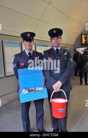 La station de Vauxhall, Londres, Royaume-Uni. 7 novembre 2013. Les membres de la RAF la collecte sur London Poppy Journée du Souvenir le dimanche. Crédit : Matthieu Chattle/Alamy Live News Banque D'Images