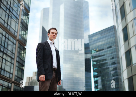 Jeune homme d'affaires sur le fond d'immeubles de bureaux Banque D'Images