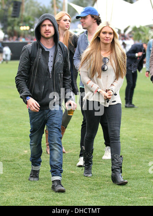 Aaron Paul et petite amie Lauren Parsekian célébrités à 2012 Coachella Valley Music and Arts Festival - Semaine 1 Jour 1 Indio Banque D'Images