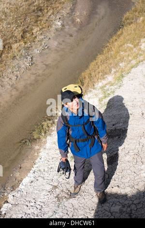 Randonneur debout sur le côté de la rivière. high angle shot Banque D'Images