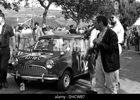 Jean Whitmore-Paul Frere's Austin Mini-Cooper Twini à la Targa Florio, en Sicile 5 mai 1963. Banque D'Images