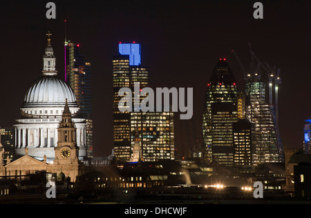 London city skyline de la Cathédrale St Paul et la Tour de ville, y compris 42 et le Gherkin Banque D'Images