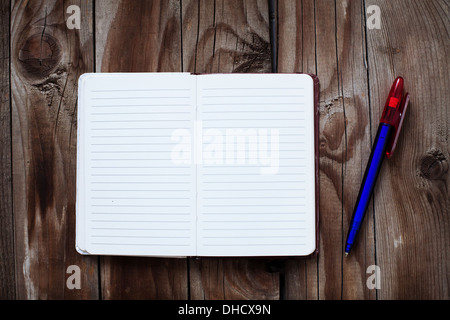 Blank notepad sur la vieille table en bois avec pen Banque D'Images