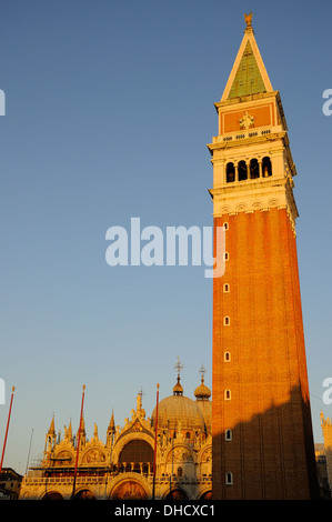 Campanile di San Marco à la fin d'après-midi à la place Saint Marc, Venise Banque D'Images