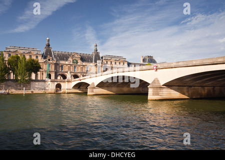 Pont du Carrousel et le Musée du Louvre à Paris. Banque D'Images