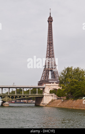 La Tour Eiffel, sur les rives de la Seine à Paris. Banque D'Images