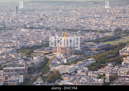 Les toits de Paris à partir de la Tour Montparnasse. Les Invalides qui abrite le tombeau de Napoléon peut vu d'ici. Banque D'Images