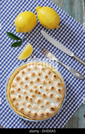 Tarte au citron avec les citrons frais sur checkered background Banque D'Images