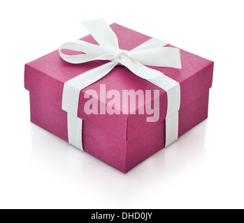 Boîte cadeau rose avec ruban blanc isolé sur fond blanc. Chemin de détourage inclus. Banque D'Images