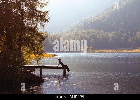 Jeune femme profiter de la nature sur le lac de montagne Banque D'Images