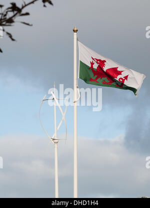 Aberystwyth, Pays de Galles, Royaume-Uni. 7 novembre 2013. Une demande d'accès à l'information au gouvernement gallois a révélé qu'à £40 000 wind turbine situé à l'entrée des bureaux régionaux de gouvernements à Aberystwyth produit seulement £5.28 d'électricité par mois. Avant qu'il a été installé, l'éolienne a mis en garde les décideurs des entrepreneurs du gouvernement gallois il ne serait pas exposé à assez de vent où elle devait être placée. Credit : Keith morris/Alamy Live News Banque D'Images