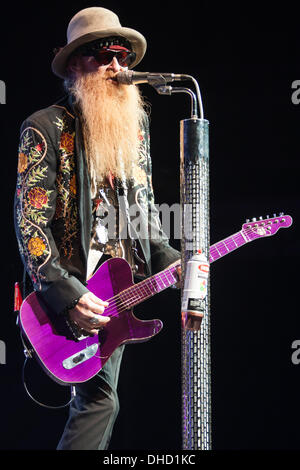 London, Ontario, Canada. 6e novembre 2013. Billy Gibbons du Houston Texas rock/blues band ZZ Top effectue . Le groupe connu pour leur légendaire barbe a été de faire de la musique et des spectacles depuis 1969. Le groupe a été intronisé au Rock and Roll Hall of Fame en 2004. © Mark Spowart/Alamy Live News Banque D'Images