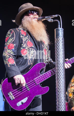 London, Ontario, Canada. 6e novembre 2013. Dusty Hill de la Houston Texas rock/blues band ZZ Top effectue . Le groupe connu pour leur légendaire barbe a été de faire de la musique et des spectacles depuis 1969. Le groupe a été intronisé au Rock and Roll Hall of Fame en 2004. © Mark Spowart/Alamy Live News Banque D'Images