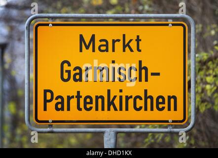 Garmisch-Partenkirchen, Allemagne. 08Th Nov, 2013. Le nom de lieu signe de Garmisch-Partenkirchen, Allemagne, 04 novembre 2013. Référendums locaux sur la demande de la Munich Jeux Olympiques d'hiver de 2022 sont prévues pour le 10 novembre 2013 dans les quatre municipalités, Munich, Garmisch-Partenkirchen, Traunstein et Berchtesgaden, qui sont prévues pour accueillir les Jeux Olympiques d'hiver de 2022. Photo : Karl-Josef Opim/dpa/Alamy Live News Banque D'Images