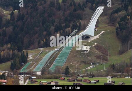 Garmisch-Partenkirchen, Allemagne. 08Th Nov, 2013. Le saut à ski hill de Garmisch-Partenkirchen, Allemagne, 04 novembre 2013. Référendums locaux sur la demande de la Munich Jeux Olympiques d'hiver de 2022 sont prévues pour le 10 novembre 2013 dans les quatre municipalités, Munich, Garmisch-Partenkirchen, Traunstein et Berchtesgaden, qui sont prévues pour accueillir les Jeux Olympiques d'hiver de 2022. Photo : Karl-Josef Opim/dpa/Alamy Live News Banque D'Images