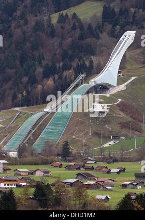 Garmisch-Partenkirchen, Allemagne. 08Th Nov, 2013. Le saut à ski hill (retour) de Garmisch-Partenkirchen, Allemagne, 04 novembre 2013. Référendums locaux sur la demande de la Munich Jeux Olympiques d'hiver de 2022 sont prévues pour le 10 novembre 2013 dans les quatre municipalités, Munich, Garmisch-Partenkirchen, Traunstein et Berchtesgaden, qui sont prévues pour accueillir les Jeux Olympiques d'hiver de 2022. Photo : Karl-Josef Opim/dpa/Alamy Live News Banque D'Images
